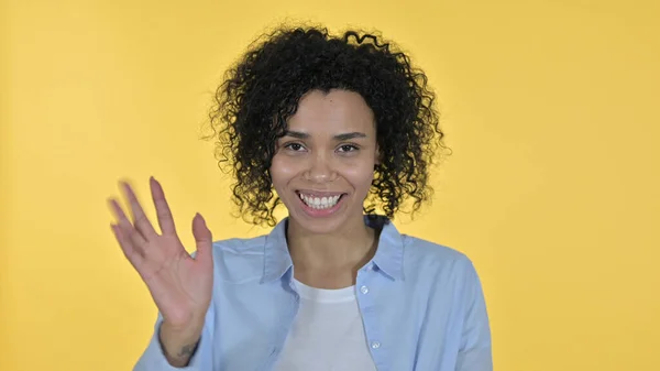 Mulher Africano atraente fazendo Video Chat, Fundo Amarelo — Fotografia de Stock