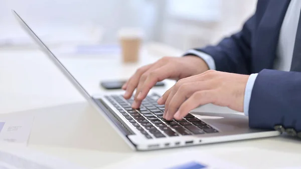 Geschäftsmann tippt auf Laptop — Stockfoto