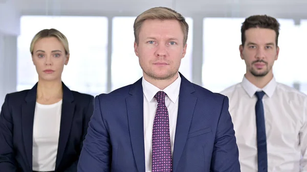 Porträtt av Business Team Tittar på kameran i Office — Stockfoto