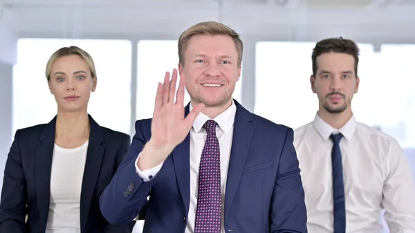 Portret van een vrolijke zakenman die videochatten doet met het team — Stockfoto