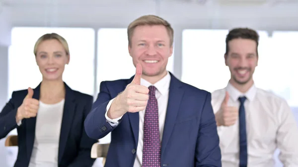 Porträtt av glada Business Team visar tummen upp i Office — Stockfoto