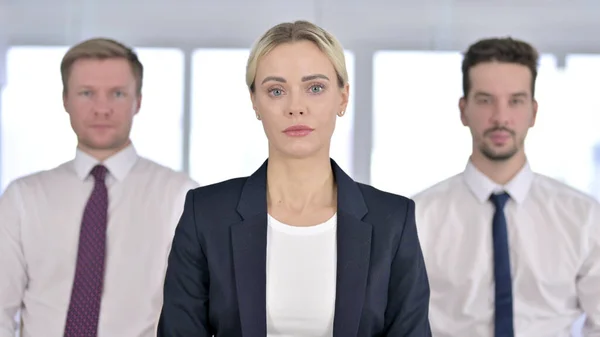 Retrato da equipe de negócios séria Olhando para a câmera no escritório — Fotografia de Stock