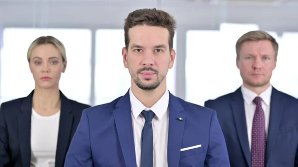 Porträtt av Business Team Tittar på kameran i Office — Stockfoto