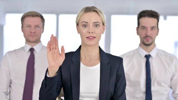 Portret van aantrekkelijke zakenvrouw doet videochat met team in Office — Stockfoto