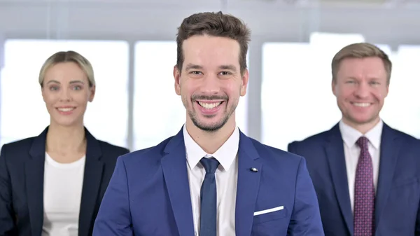 Porträtt av professionellt team Le mot kameran i det moderna kontoret — Stockfoto