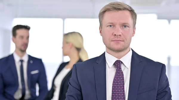 Retrato del hombre de negocios serio mirando la cámara en la oficina — Foto de Stock