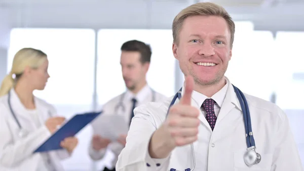 Alegre masculino médico fazendo polegares para cima — Fotografia de Stock