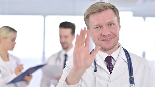 Attraktiv manlig läkare gör videochatt — Stockfoto