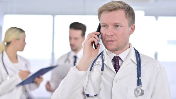 Focalizzato Medico maschile Parlando su Smartphone — Foto Stock