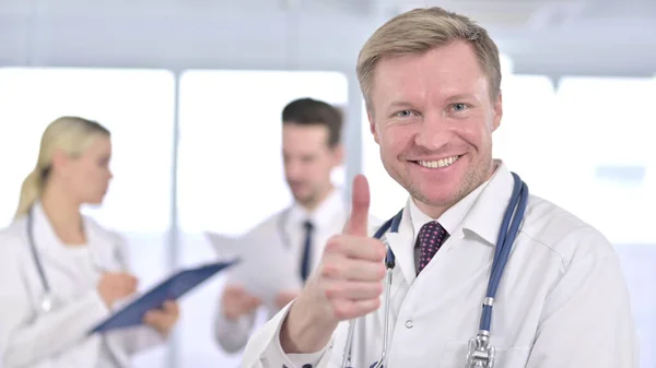 Profesyonel Erkek Doktor Başparmağını kaldırıyor — Stok fotoğraf