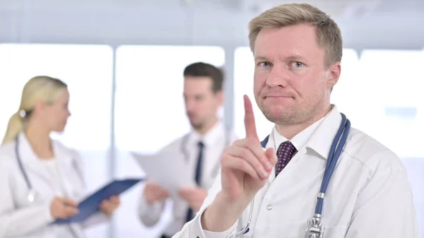 Allvarlig manlig läkare säger nej genom Finger Sign — Stockfoto