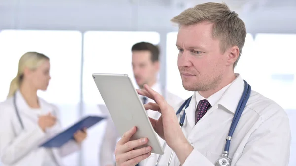 Ofiste Tablet kullanan Çekici Erkek Doktor — Stok fotoğraf
