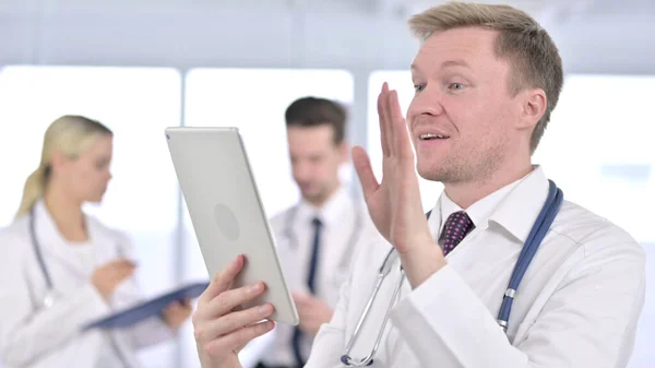 Hombre Doctor haciendo Video Chat en la tableta —  Fotos de Stock