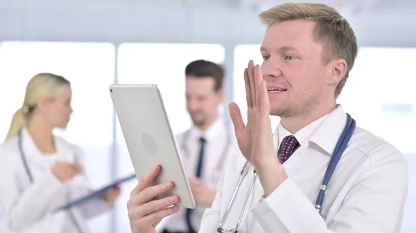 Médico mão acenando para bate-papo de vídeo em Tablet — Fotografia de Stock