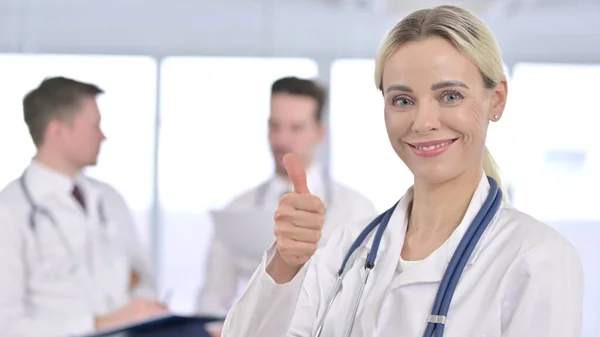 Çekici Kadın Doktor Başparmakları Yukarı Gösteriyor — Stok fotoğraf