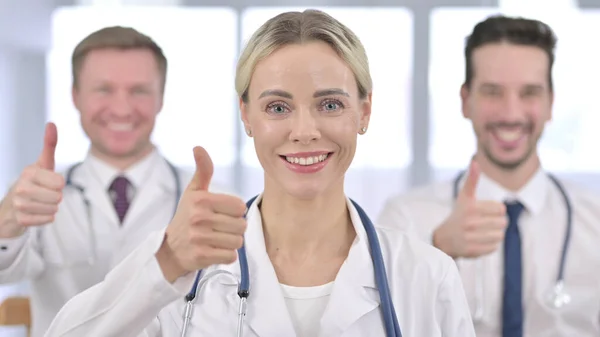 Allegro medico femminile che mostra Pollici in su — Foto Stock