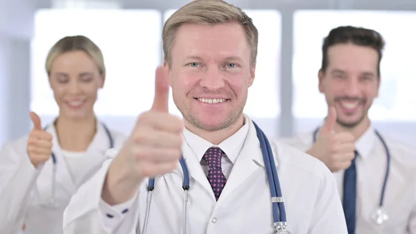 Equipe Profissional de Médicos fazendo Thumbs Up — Fotografia de Stock