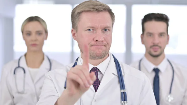 Seriösa läkare säger nej av Hand Gesture — Stockfoto
