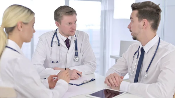 Médicos hablando en la reunión del médico, discutiendo el progreso en el hospital — Foto de Stock