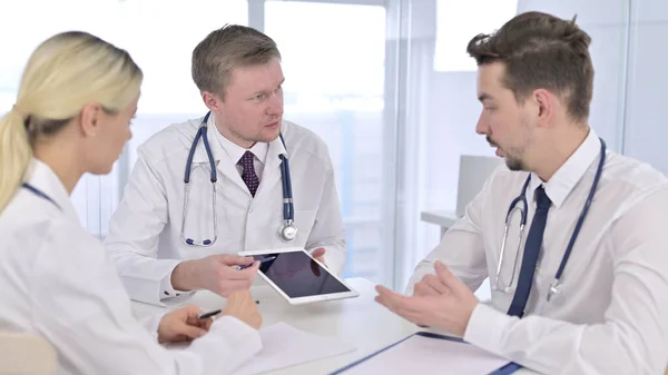 Ciddi Erkek Doktor Klinikte Ekiple Tablet 'te Raporları Tartışıyor — Stok fotoğraf