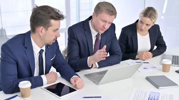 Gericht Business Team Discussie en Werken op Laptop — Stockfoto