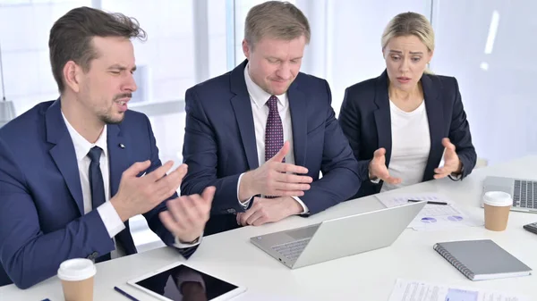 Upprörd Business Team reagera på fel på laptop i Office — Stockfoto