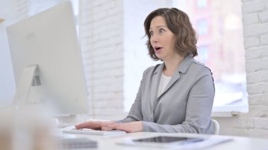 Bilgisayarda Sonuçlara Şaşıran Yaratıcı Yaşlı Kadın