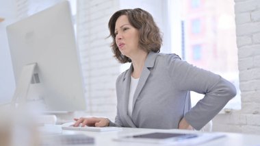 Ofiste Sırt Ağrısı Olan Yaratıcı Yaşlı Kadın