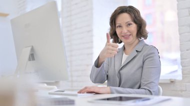 Yaratıcı Yaşlı Kadın Başparmaklarını Gösteriyor