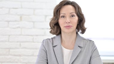 Kameraya, Portreye Bakan Yaşlı Kadın