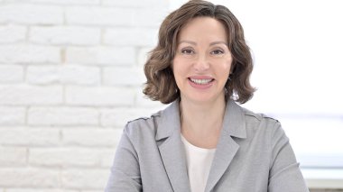 Kameraya Gülümseyen Yaşlı Kadın, Portre