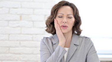 Yaşlı kadının diş ağrısı, diş ağrısı var.