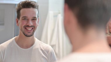 Aynada Gülümseyen Genç Adam