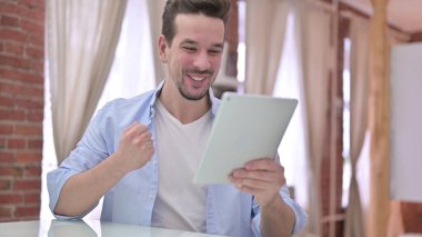 Tabletteki Başarıyı Kutlayan Genç Adam