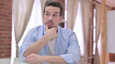 Evdeki Yaratıcı Fikri Düşünen Genç Adam