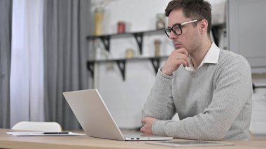 Düşünen ve Beyin Fırtınası yapan Dalgın Genç Adam