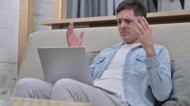 Oturma odasında dizüstü bilgisayarda Kayıp Genç Adam 'ın Üzüntüsü