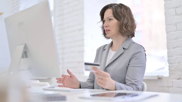 Kreative alte Frau reagiert auf Zahlungsausfall im Internet — Stockfoto