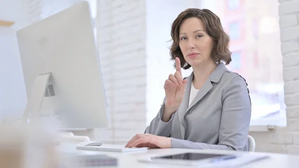 Vieille femme créative disant non avec le doigt — Photo