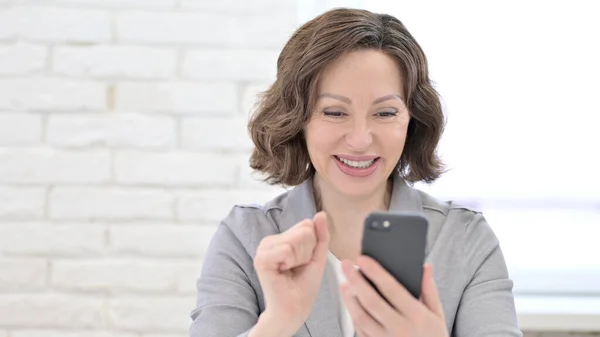 Old Woman Surprised on Smartphone by Win — Stock Photo, Image