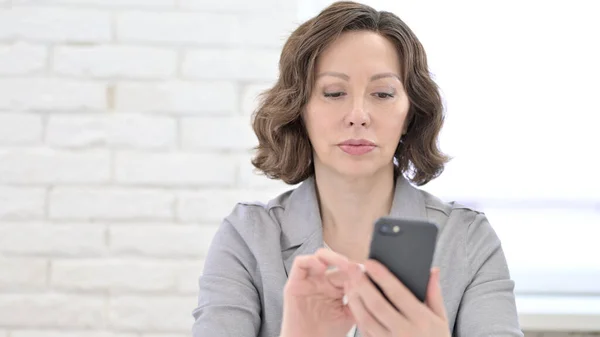 Old Woman using Smartphone, Browsing Internet — Stock Photo, Image