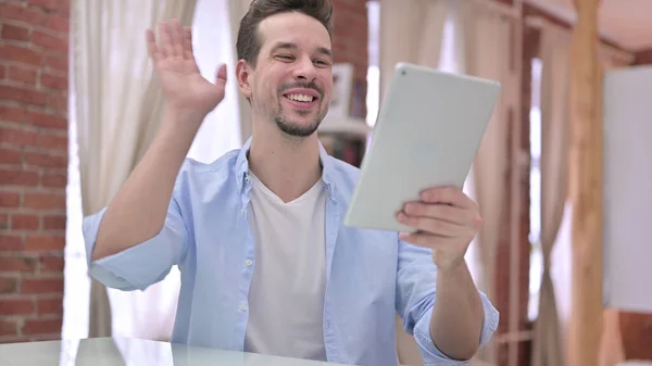 Joven haciendo video chat en la tableta —  Fotos de Stock