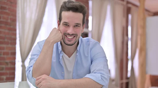 Jovem alegre sorrindo para a câmera — Fotografia de Stock