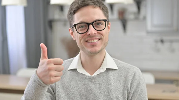 Pulgares hacia arriba por el joven positivo — Foto de Stock