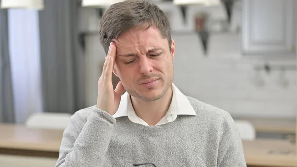 Dolor de cabeza, Hombre joven cansado teniendo dolor en la cabeza — Foto de Stock