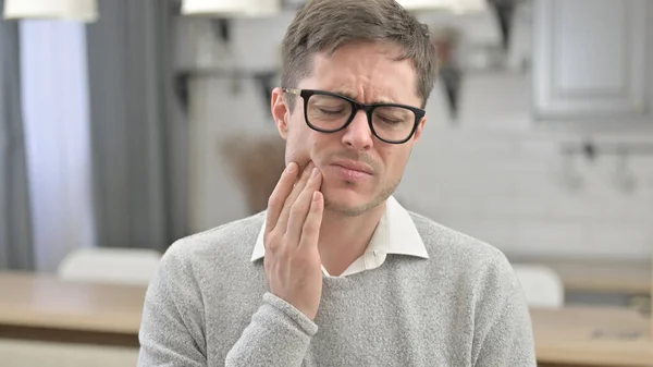 Genç adamın diş ağrısı, diş enfeksiyonu var.