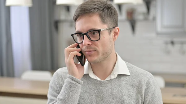 Ritratto di giovane uomo che parla al telefono — Foto Stock