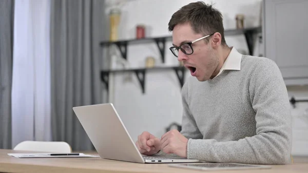 Junger Mann schockiert über Verlust auf Laptop — Stockfoto