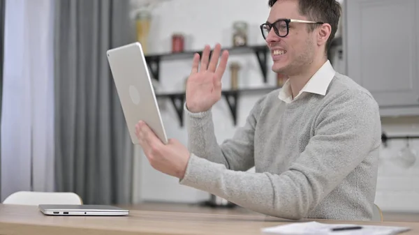 Chat de vídeo on-line em Tablet por Jovem — Fotografia de Stock