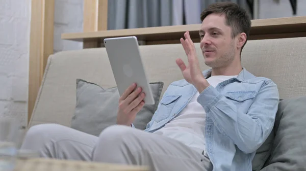Video chat na tabletu od mladého muže doma — Stock fotografie